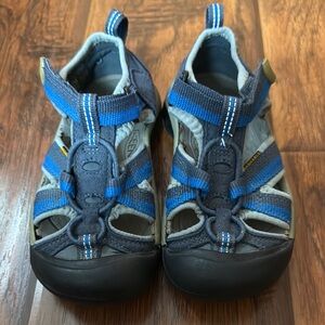 Size 11 little boys Keen blue water Sandler. Great condition.